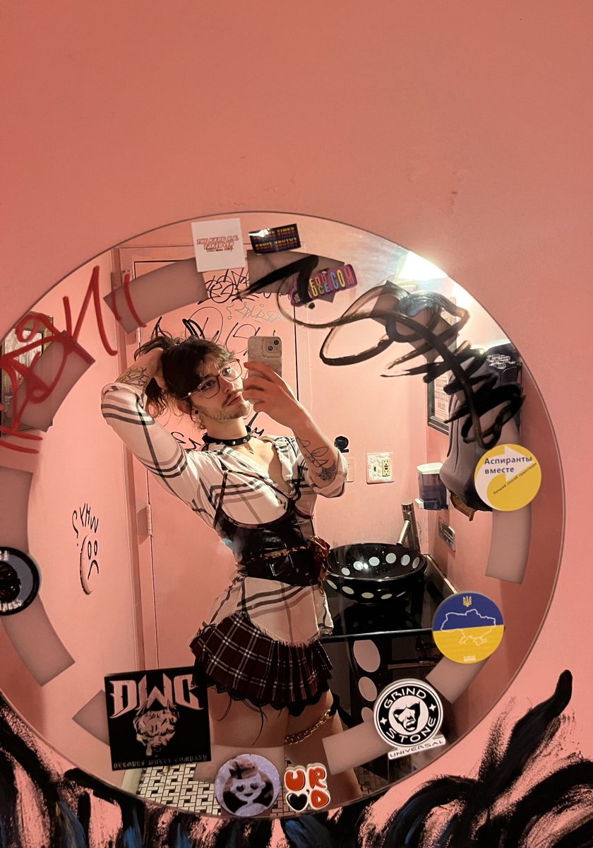 lovlyno1's tweet photo. hi i need a shorter skirt maybe what do you think 🥺 https://t.co/MK4dHjAnMd