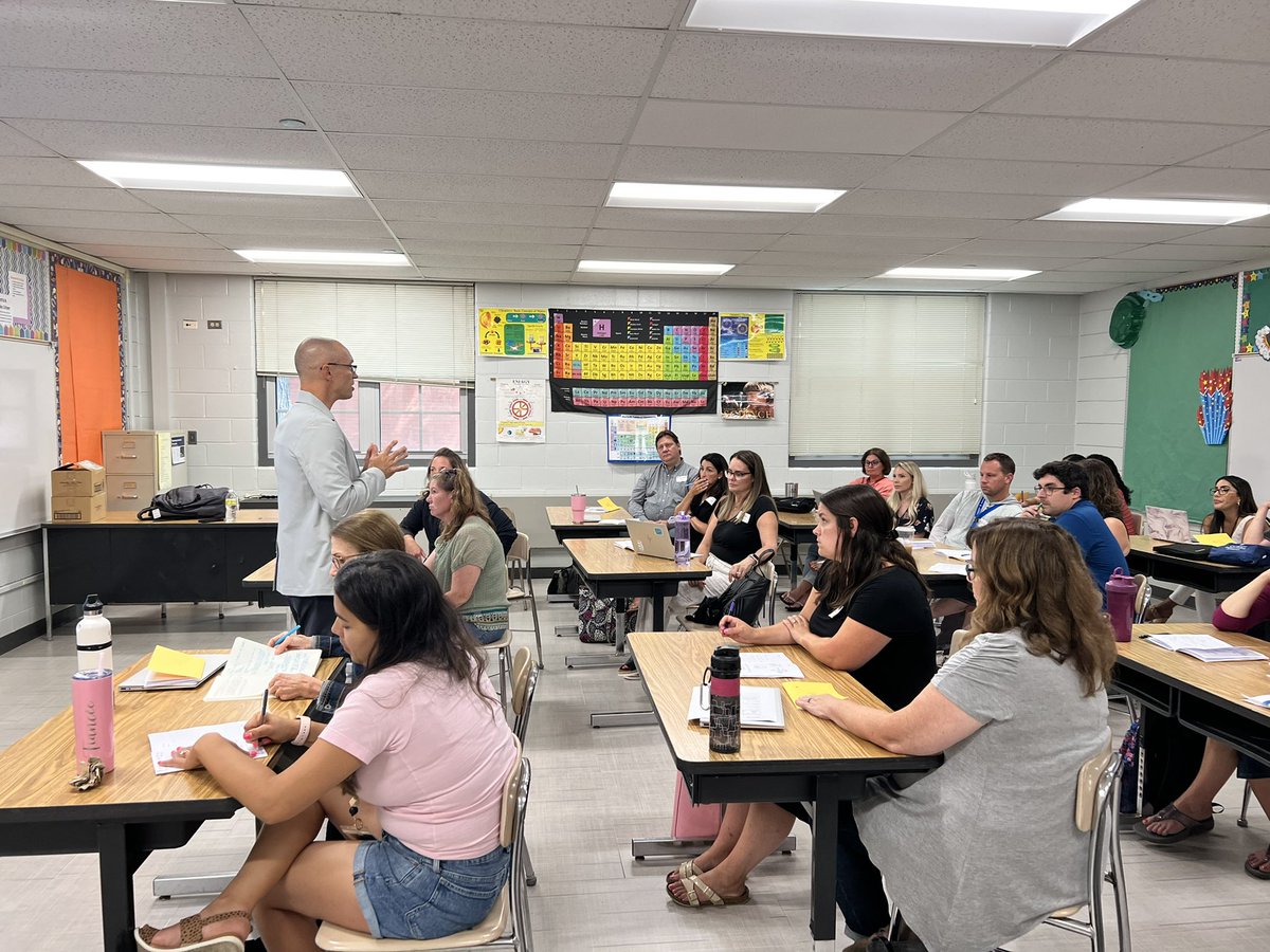 learnandteach04's tweet photo. So many great moments of learning, connecting, and sharing today @ #21EngagedLearning Conference! @educationhall &amp; @IgnacioLopezIV share great strategies &amp; validated so much of what we are doing as a district! #relationships #authenticity #strongcore #joy #21Learns https://t.co/9DpFFjdohx