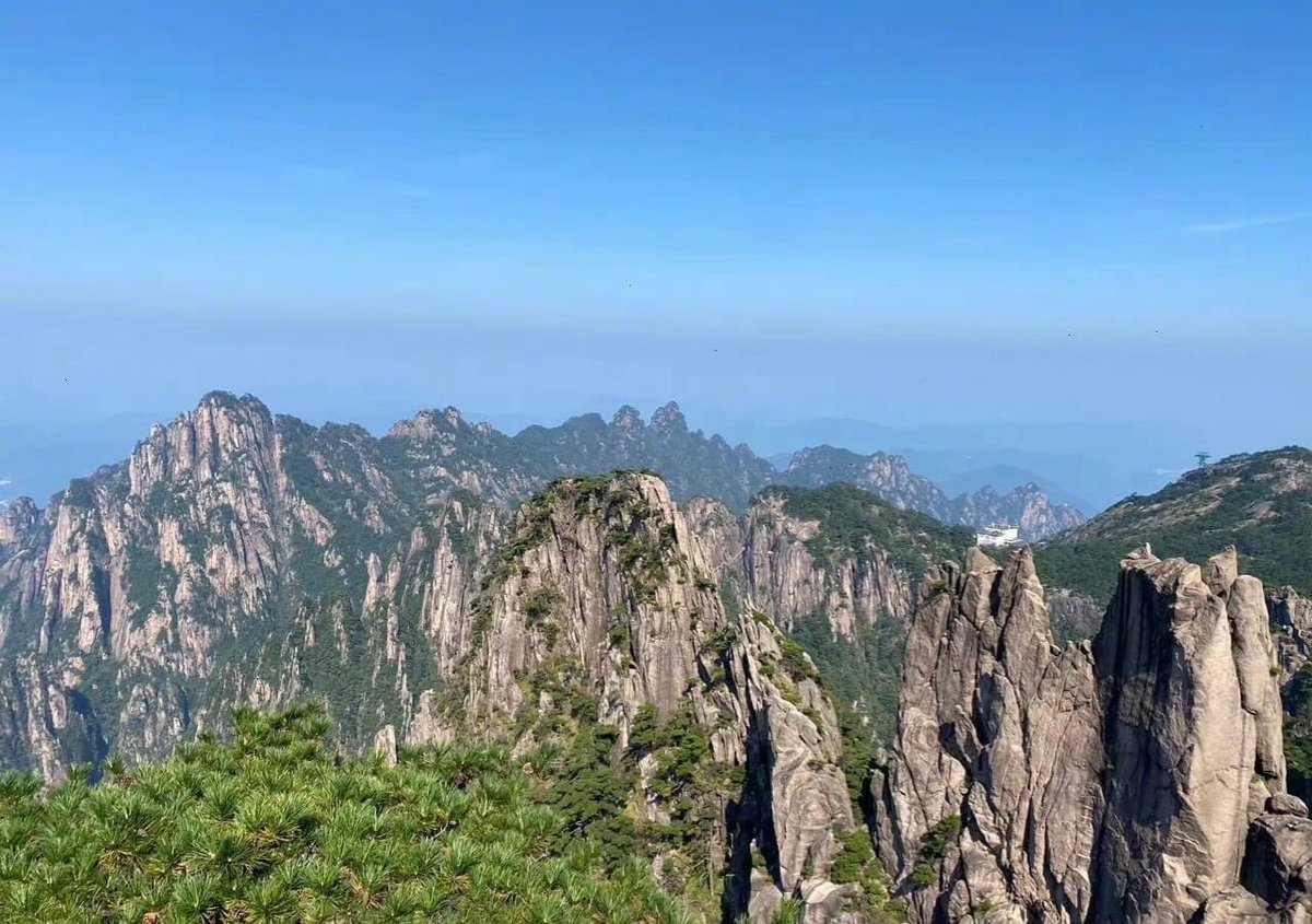 ExpatsHoliday's tweet photo. When you hear “ #YellowMountain”, you might picture yourself hiking in some beautiful nature destination in #China. #travelphotography #AmazingChina https://t.co/3rVpsytCcz