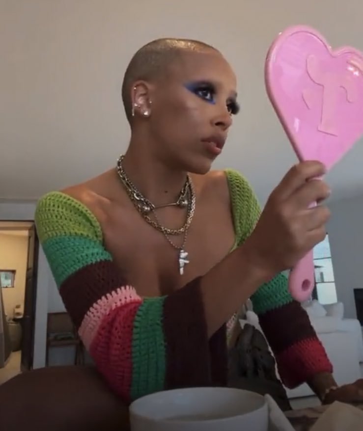 Ghoulishbat on Twitter: "RT @PopBase: Doja Cat unveils shaved head and eyebrows."