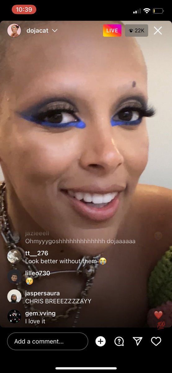ErinKell79's tweet photo. Doja Cat just shaved her eyebrows off on Instagram Live and uncovered a beauty mark! @DojaCat https://t.co/sQUkk3jC2C