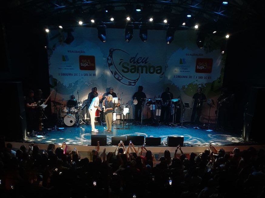 circo_voador's tweet photo. #DEUSAMBA com @DiogoNogueira recebendo @Martnalia no palco do Circo. Evento da @novabrasilfm e @radiotupi . https://t.co/bLjp50eWln