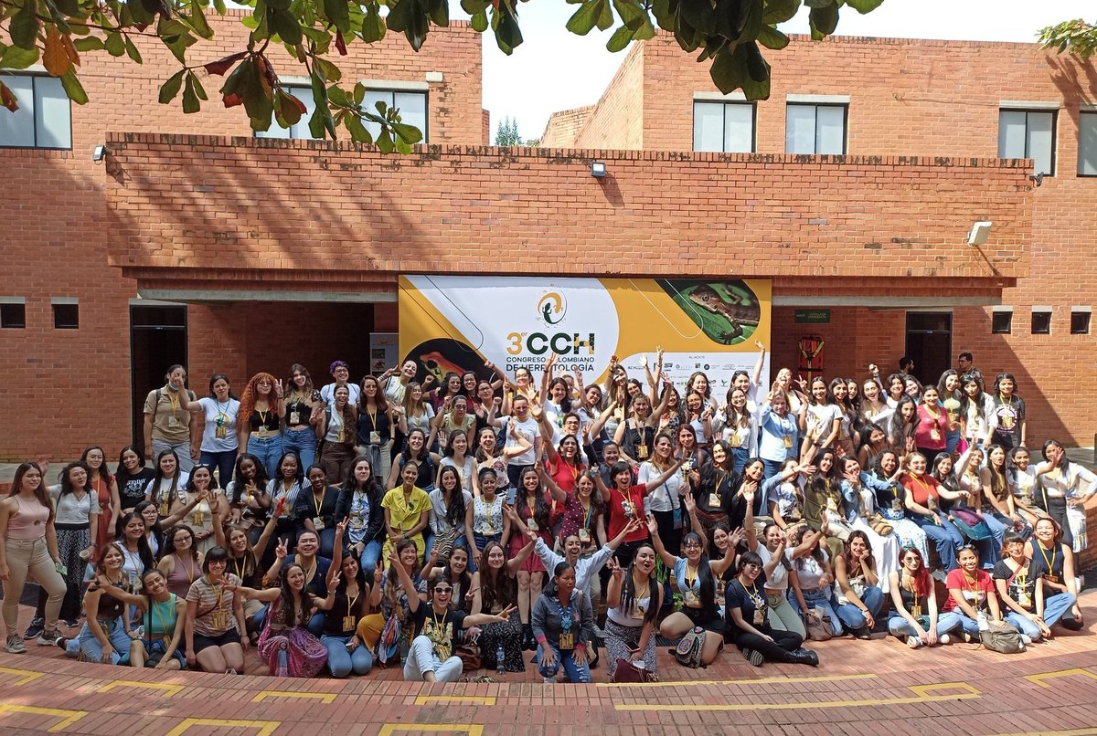 Cinnamphora's tweet photo. Qué increíble que cada vez seamos más mujeres llenando esta clase de espacios. Aún mucho trabajo por hacer, pero estos son grandes pasos para nosotras 👩🔬🦎🐢🐊🐍🐸🔬
Unas duras todas💚
#3CCH @ACHerpetos https://t.co/NIjbiMEE6r