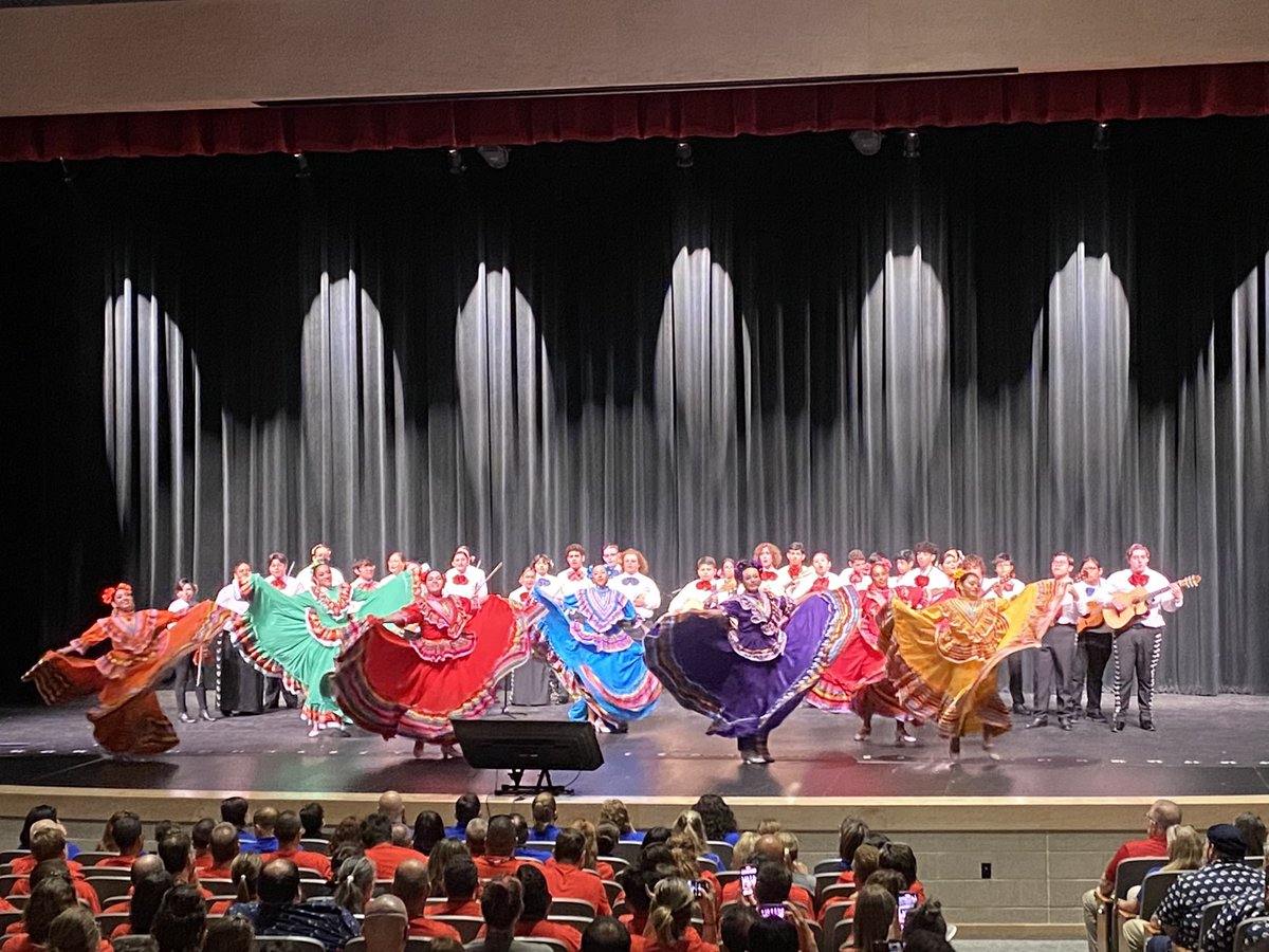 Day 1/187: excited to start my second full year <a href="/leeneisd/">LEE VOLUNTEERS</a> and explore the many ways culture influences education as a #TXEPFP fellow. Welcome back, educators 💃🏽<a href="/EpfpTexas/">Texas EPFP</a>