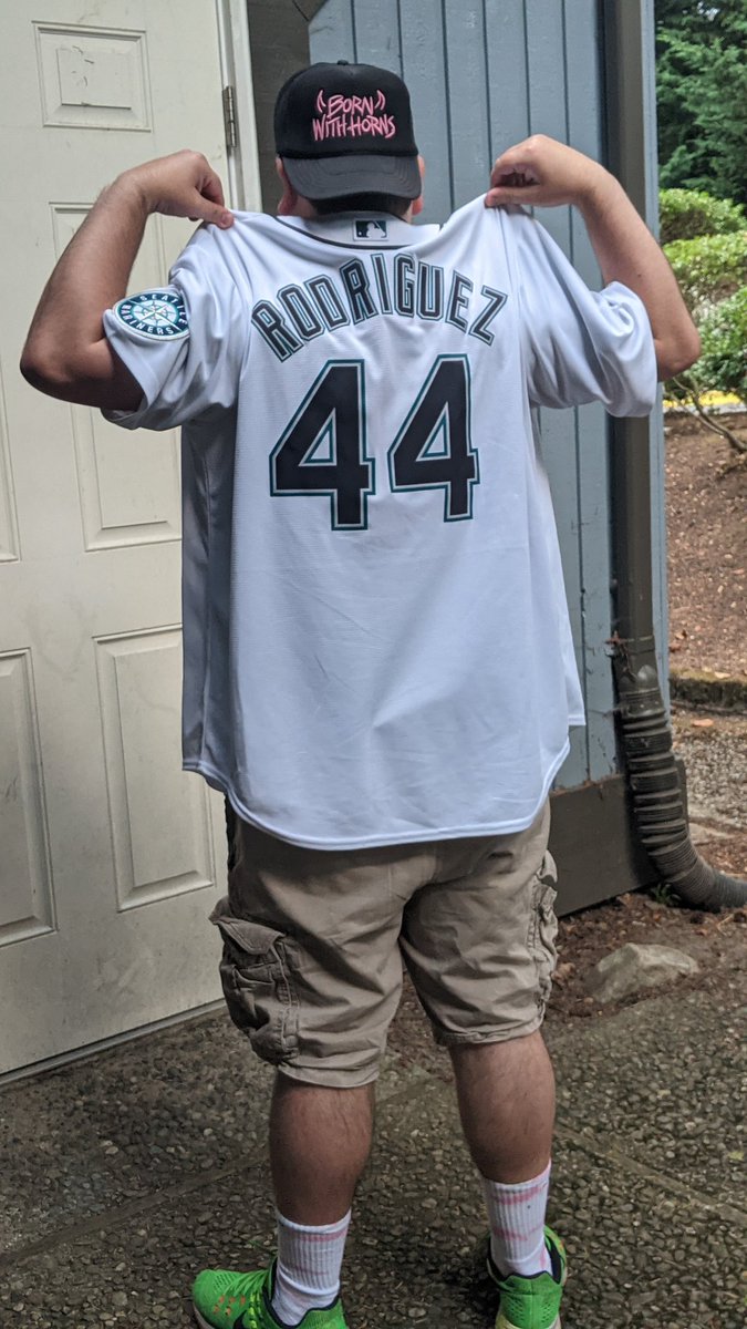 LemsTravie's tweet photo. #repersenting my @JRODshow44 and @machinegunkelly merch today @Mariners @rook419 @SophieGuitar_ @Guitarslayer24 https://t.co/aRF3qpNYxJ