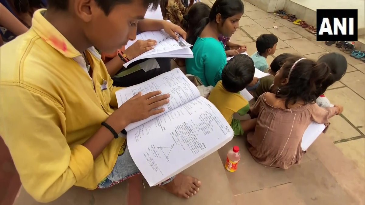 ANINewsUP's tweet photo. UP | Free education being provided to underprivileged children on Ravidas ghats, Varanasi

Children from different communities come here. These children deserve the opportunity to learn. We would also provide livelihoods to women: Roly Singh Raghuvanshi, Khula Aasman Sanstha https://t.co/yPHpFnGPB2