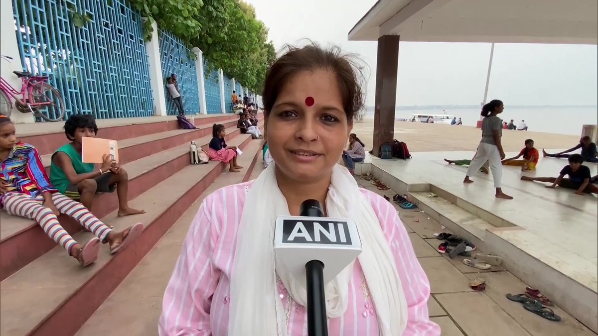 ANINewsUP's tweet photo. UP | Free education being provided to underprivileged children on Ravidas ghats, Varanasi

Children from different communities come here. These children deserve the opportunity to learn. We would also provide livelihoods to women: Roly Singh Raghuvanshi, Khula Aasman Sanstha https://t.co/yPHpFnGPB2