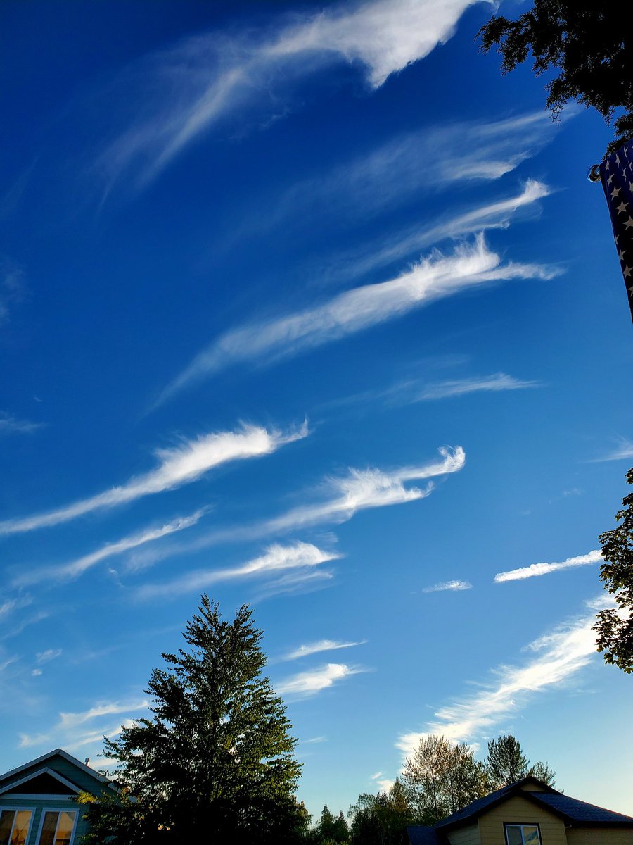 chriscabe3's tweet photo. Awesome looking clouds!!! #orwx #greshamOR @JosephForecast @SteveKOIN @NatashaKOIN6 @KelleyKOIN @NWSPortland https://t.co/8dzpRjnleT