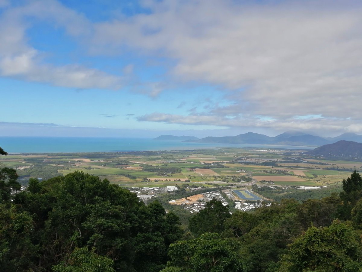 PulleAnne's tweet photo. Had a wonderful @WOSQld visit to Cairns with my WoS buddy Timothy Hirsch. 2 schools, 5 science lessons and so much fun. Kids really enjoyed the lessons. We were lucky to witness the perfect view for a school surrounded by a mountain range too..😍
#WoSqld #STEMQLD #scienceedu https://t.co/MH9uMrd7sm