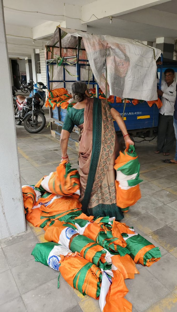 RajanThakkar9's tweet photo. વિશ્વ વલ્લભ ના આહવાન ને સફળ બનાવવા માટે તમે સમગ્ર સિસ્ટમને ધંધે લગાડો છો, તઘલખી ફરમાન કરો છો પરંતુ જે "તિરંગા" માટે આહવાન થઈ રહ્યું છે તે તિરંગા ની આવી હાલત માટે જવાબદારી કોણ?? "તિરંગો" માન સન્માન સાથે લહેરાવાય, કોઈના ટાસ્ક ને સફળ બનાવવા માટે દેખાડો ન કરાય..

@PMOIndia 
@CMOGuj https://t.co/bCrAMxX4AR