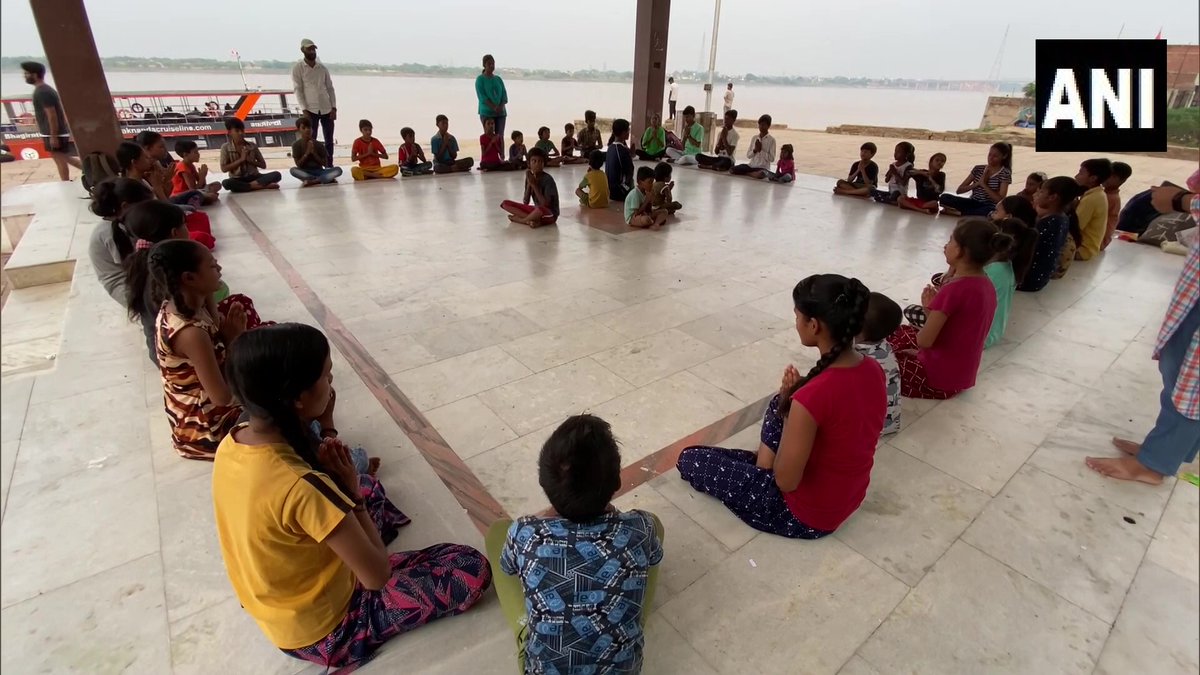 ANINewsUP's tweet photo. UP | Free education being provided to underprivileged children on Ravidas ghats, Varanasi

Children from different communities come here. These children deserve the opportunity to learn. We would also provide livelihoods to women: Roly Singh Raghuvanshi, Khula Aasman Sanstha https://t.co/yPHpFnGPB2