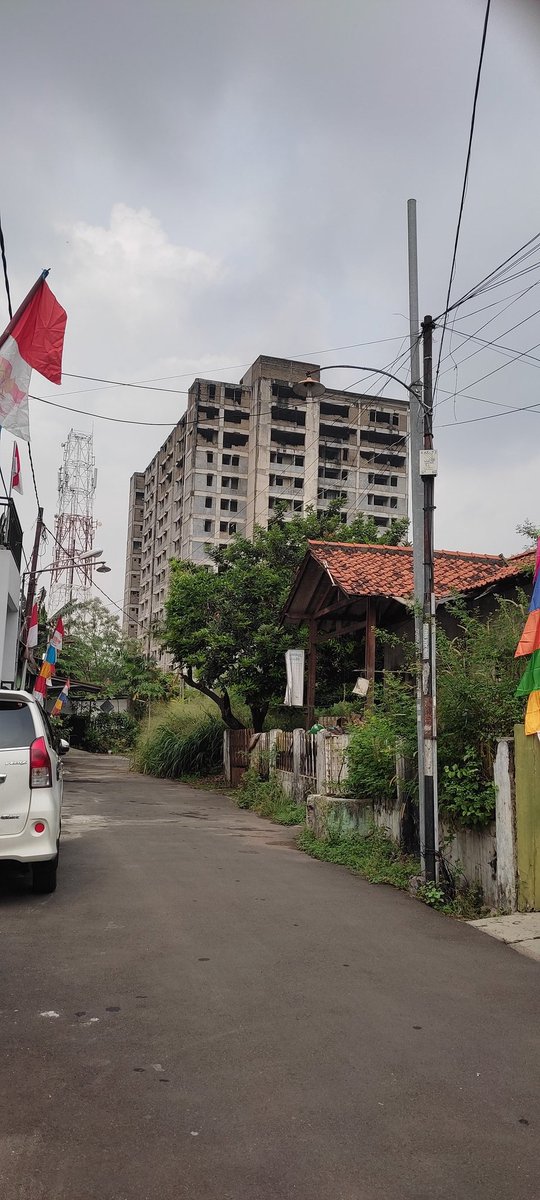 ridpseee's tweet photo. @drhaltekehalte Ini kah yang kalian maksud saya ngambil foto dari komp. Koprs, sebenernya kalo malem gak serem kalo paling bawah soalnya di situ ada cafe remang". 😅😅 https://t.co/Oc9BJDfBNg