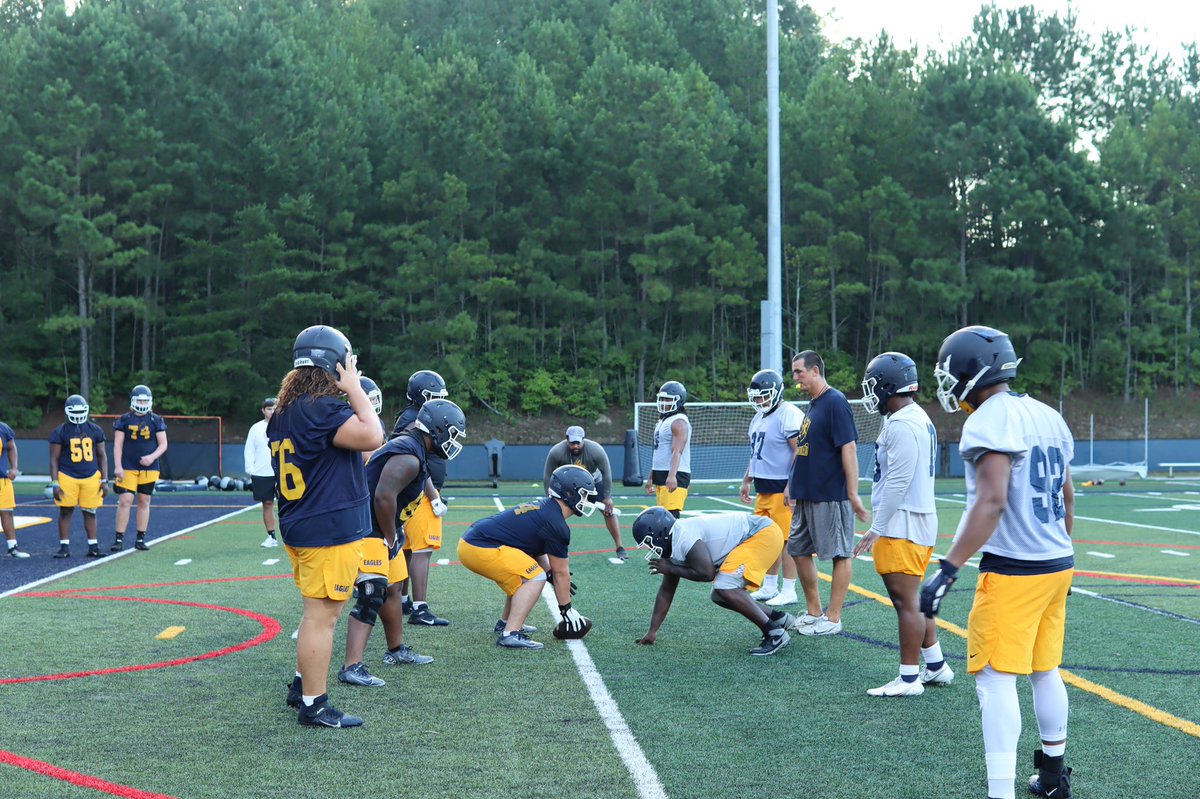 ReinhardtFB's tweet photo. Working on the details! #reinhardtfootball #PTP #PAYTHEPRICE https://t.co/6zITTdtwE7