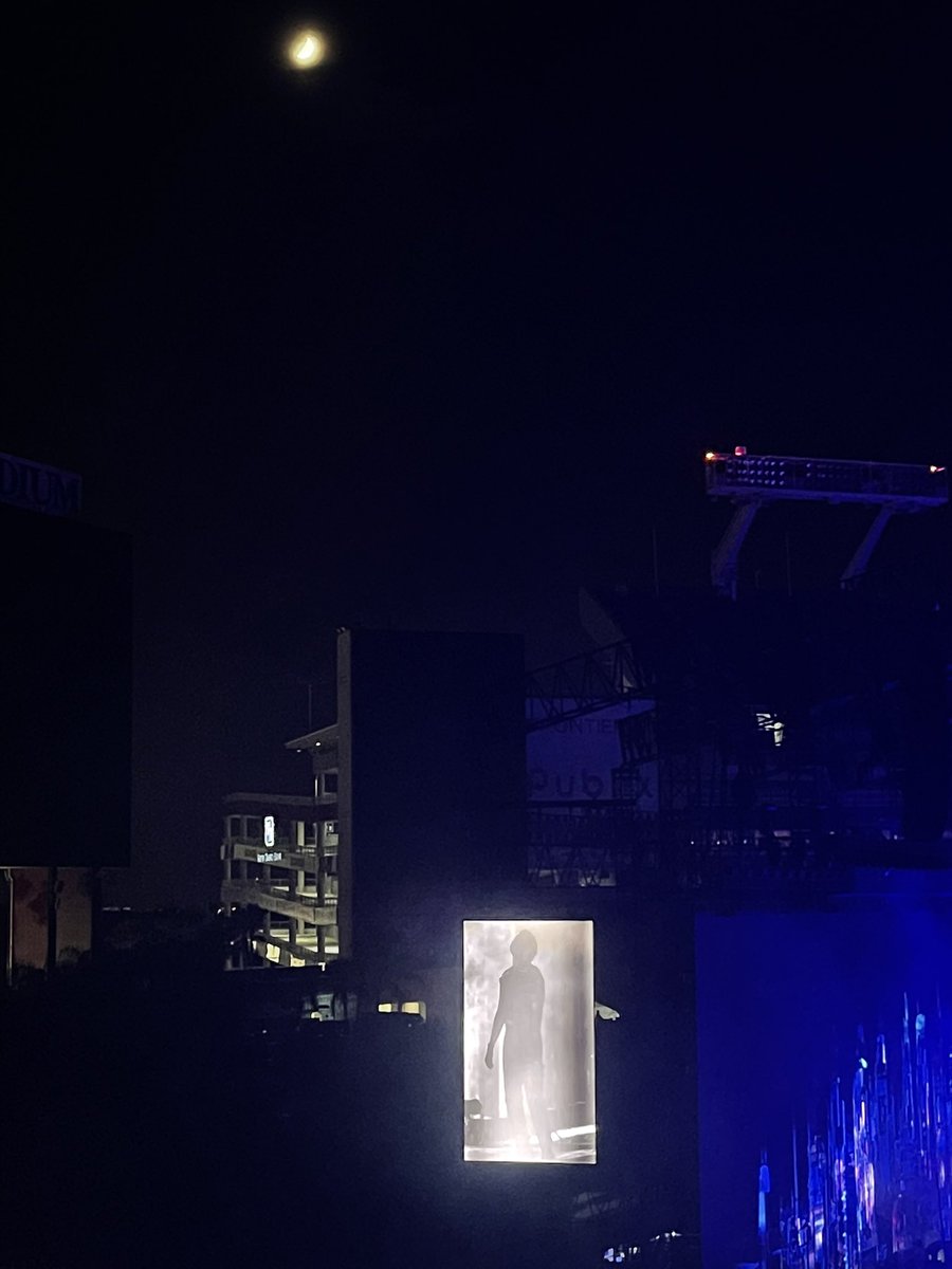 bernss_xo's tweet photo. When I tell you I have no words. This was the first concert I have ever been to. Thank you for tonight. Definitely made my night and the start of a great birthday month. If it ain’t XO…Tampa loves you Abel #OGXO #AfterHoursTillDawnTour @theweeknd https://t.co/Q8z4RTgeeJ
