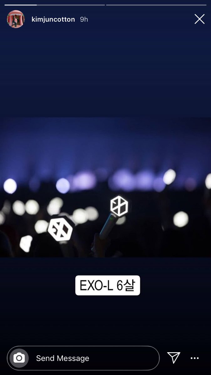 cybiloey's tweet photo. tb to our 6th anniversary 🥺
7/9 members greeted us 😭
(minseok and kyungsoo were in the military at the time) https://t.co/XNuSn90BCl