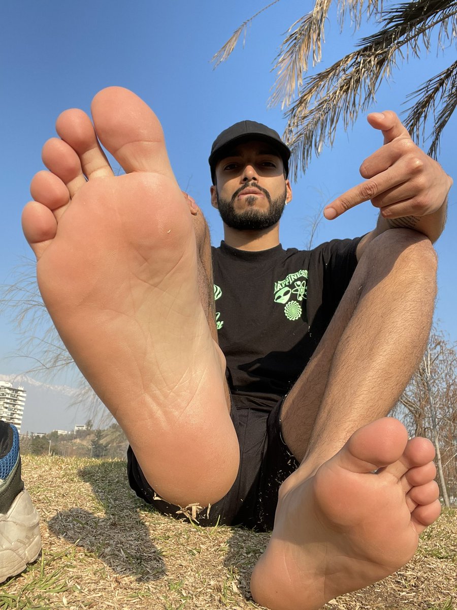 FootMasterWorld's tweet photo. "The smell between my toes are gonna make you get in your knees"

👣: @mastermanu69 https://t.co/zR2GCfJbSs