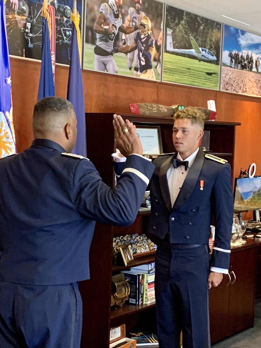 Buggs_Dad's tweet image. Such a blessing to watch @TreBugg3 commission today by Lt. General Clark! @MasonBugg2 was his #FirstSalute!!! ❤️❤️❤️ @AF_Academy @AF_Football @CoachTCalhoun @USAFASID Congrats #LTBugg! Insanely proud of u son!🥰🥰🥰