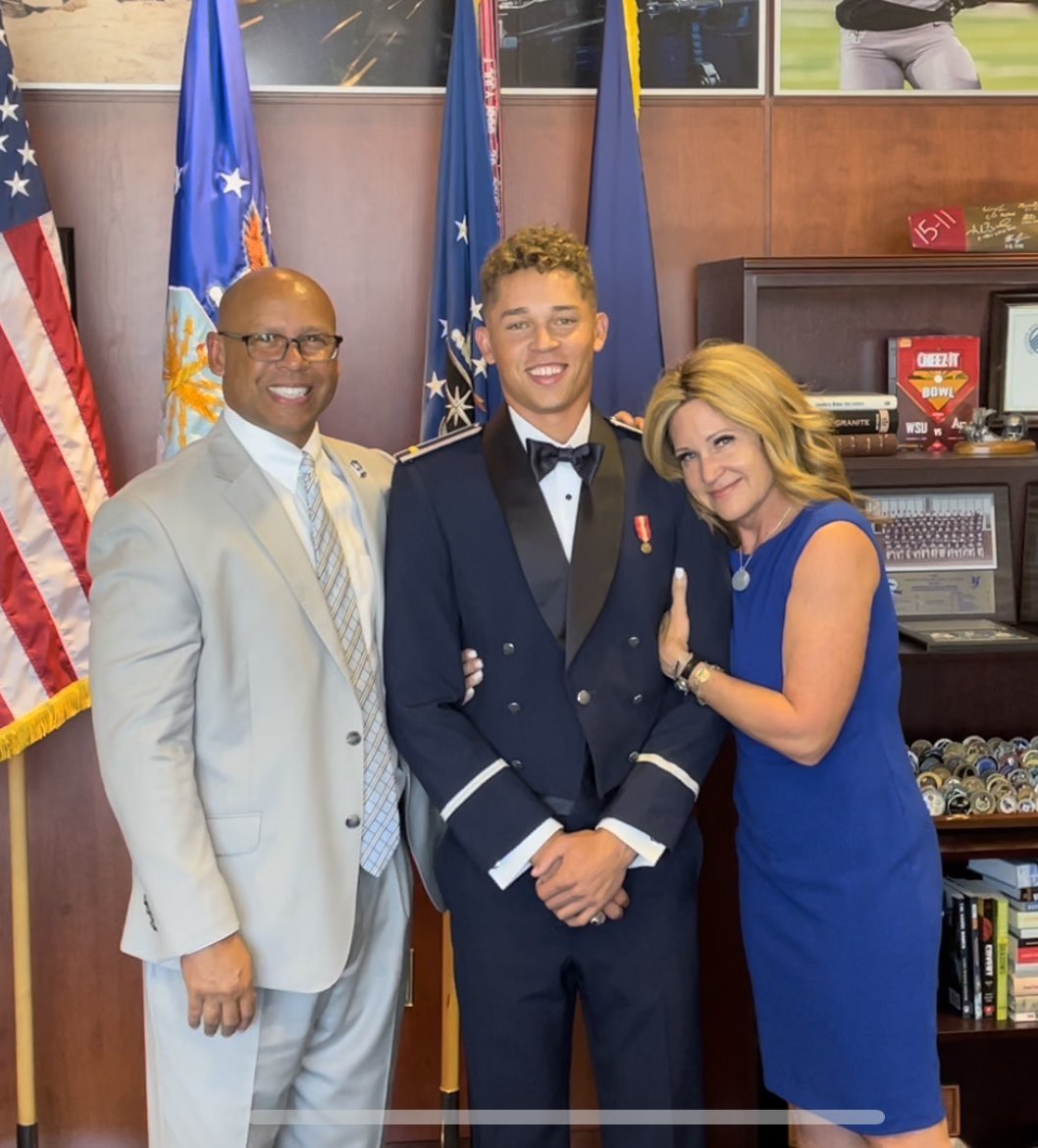 Buggs_Dad's tweet image. Such a blessing to watch @TreBugg3 commission today by Lt. General Clark! @MasonBugg2 was his #FirstSalute!!! ❤️❤️❤️ @AF_Academy @AF_Football @CoachTCalhoun @USAFASID Congrats #LTBugg! Insanely proud of u son!🥰🥰🥰