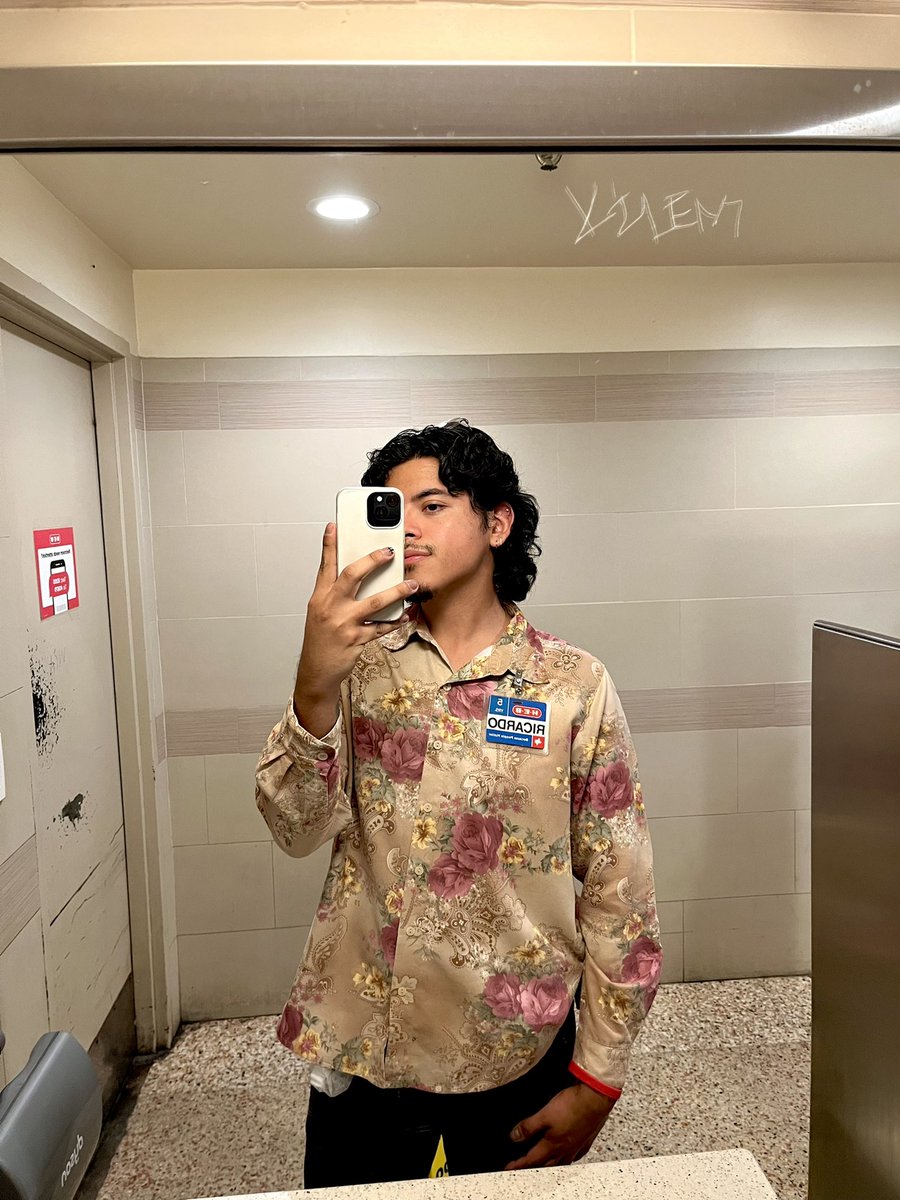 ricardomars_'s tweet photo. kicked some guy out the store today and he told me that i looked like his mom’s couch https://t.co/xIgouwYENq