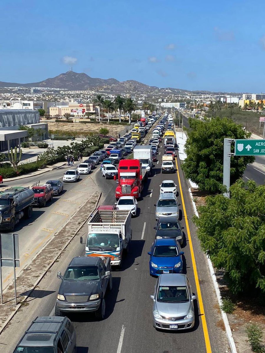 thaliaperzabal's tweet photo. @GobBCS  @GobBCS No es posible que uber paralice san Lucas  por que ustedes como gobierno no hacen nada para resolver y además maltratan a las personas de uber, les preocupa mas quien se quedará con el monopolio de transportación que tener un estado con calidad en sus servicios https://t.co/NQBJpgewfu