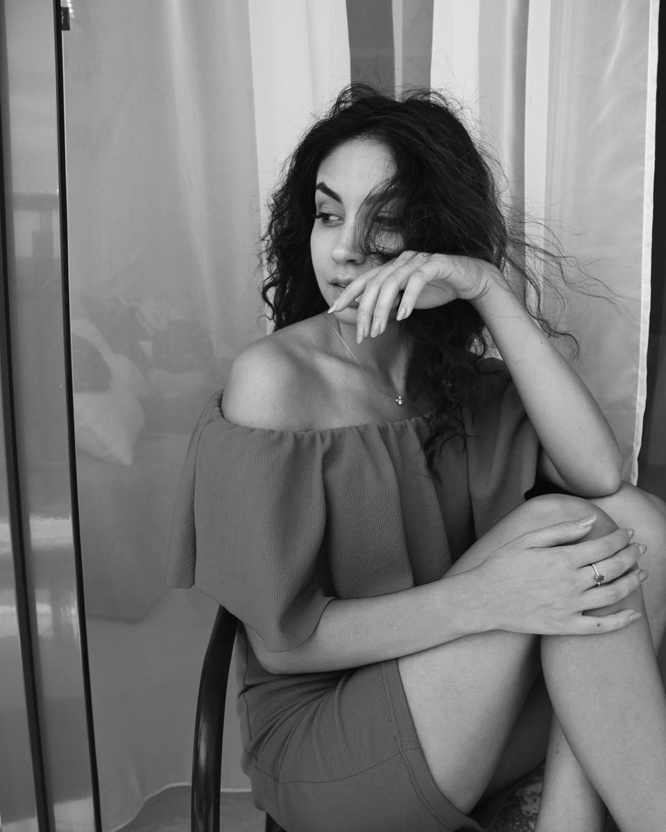 estesb74's tweet photo. I can't stop picturing how it feels when your hands are on my body.💚😉 https://t.co/Y7IeGz9nxE