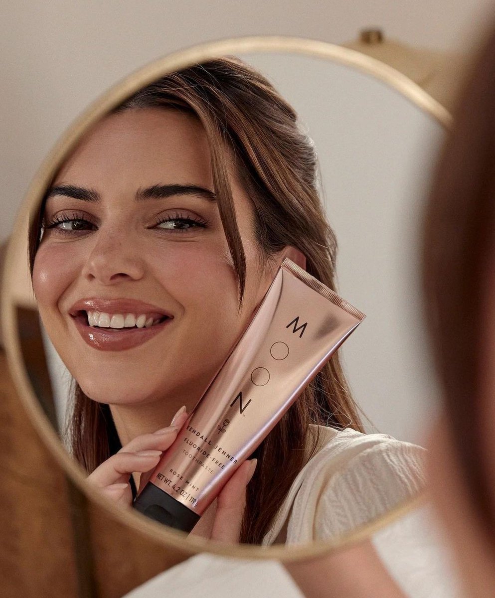 KENDALLNJX_'s tweet photo. Kendall Jenner for MOON https://t.co/NpOT6VtoJp