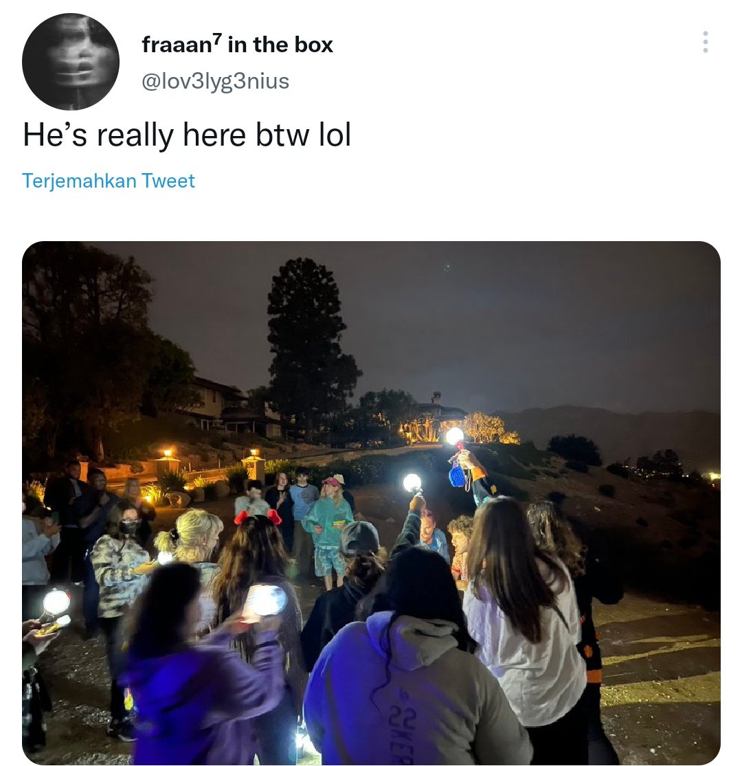 vampirejeonjk97's tweet photo. Demi apapun kenapa fandom ini lucu banget, army beneran dateng ke hutan buat nyari USB #BadDecisions dan disana ada benny juga😭 😭 benny kasih tau army buat bawa senter dan army langsung ambil armybomb buat nerangin gurun nya. Enih kalau bts tau apa gak senyam senyum😭 https://t.co/E0d7SOpUAl