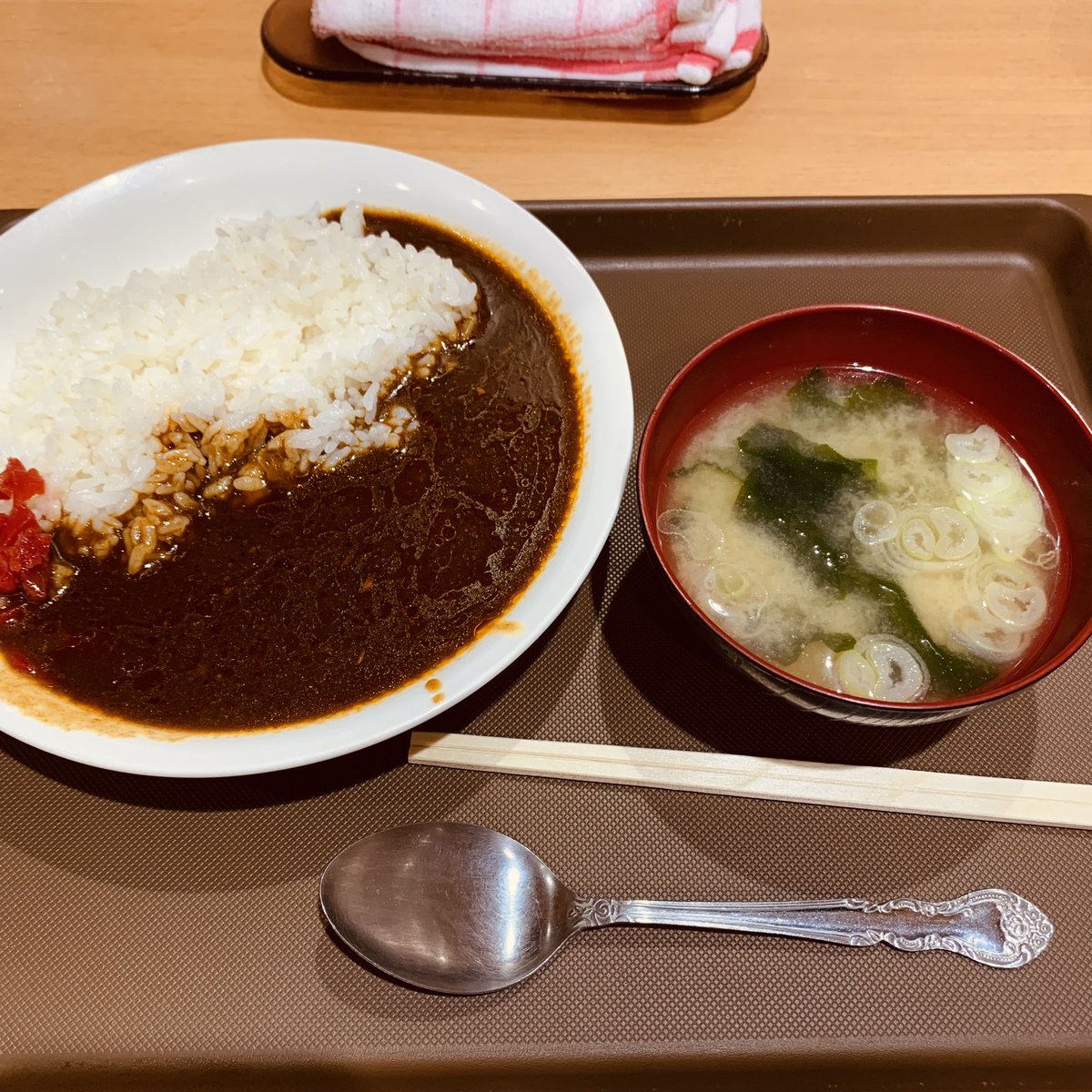 tohlu's tweet photo. #歌舞伎町 にある、入ってみたら凄く広かったそば屋の #カレー #とらそば BGMが明菜の「愛撫」からのグロマキ姐さんの「熱くなれ」午後も頑張れるww https://t.co/WsvauP26BL