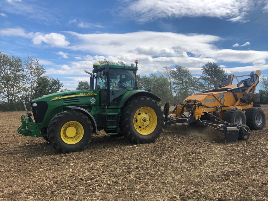 profiMagazin's tweet photo. Steine sammeln mit einem #JohnDeere 7920 und #Ehlo Scorpio 550 vom Agrar Service Gemeinhardt. https://t.co/tDyschZb1A