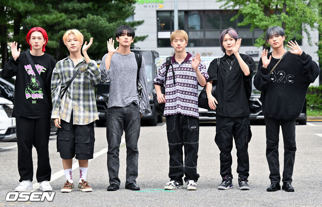 p1harmonyp1ece's tweet photo. P1Harmony on the way to music bank

#P1Harmony #피원하모니 #P1H #HARMONY #ZEROIN #둠두둠 #Doom_Du_Doom https://t.co/xuw1uRVDbB