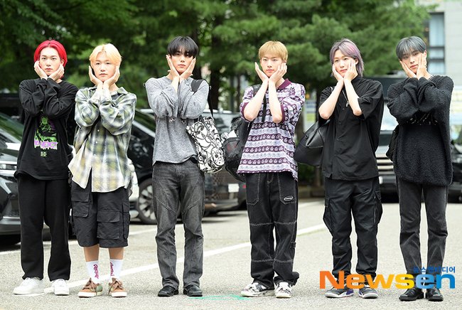 p1harmonyp1ece's tweet photo. P1Harmony on the way to music bank

#P1Harmony #피원하모니 #P1H #HARMONY #ZEROIN #둠두둠 #Doom_Du_Doom https://t.co/xuw1uRVDbB