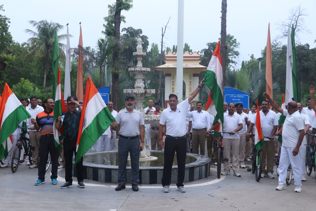 Gc_Gandhinagar's tweet photo. #हर_घर_तिरंगा  लगाने हेतु प्रोत्साहित करने के लिए ग्रुप केंद्रां गांधीनगर से एक साइकिल रैली का आयोजन किया गया। साईकिल रैली में श्री रणदीप दत्ता, पी. एम. जी पुलिस महानिरीक्षक, पश्चिमी सेक्टर तथा इस ग्रुप केंद्र के अधिकारियों एवं जवानों ने हिस्सा लिया। https://t.co/26vEUZO3zj
