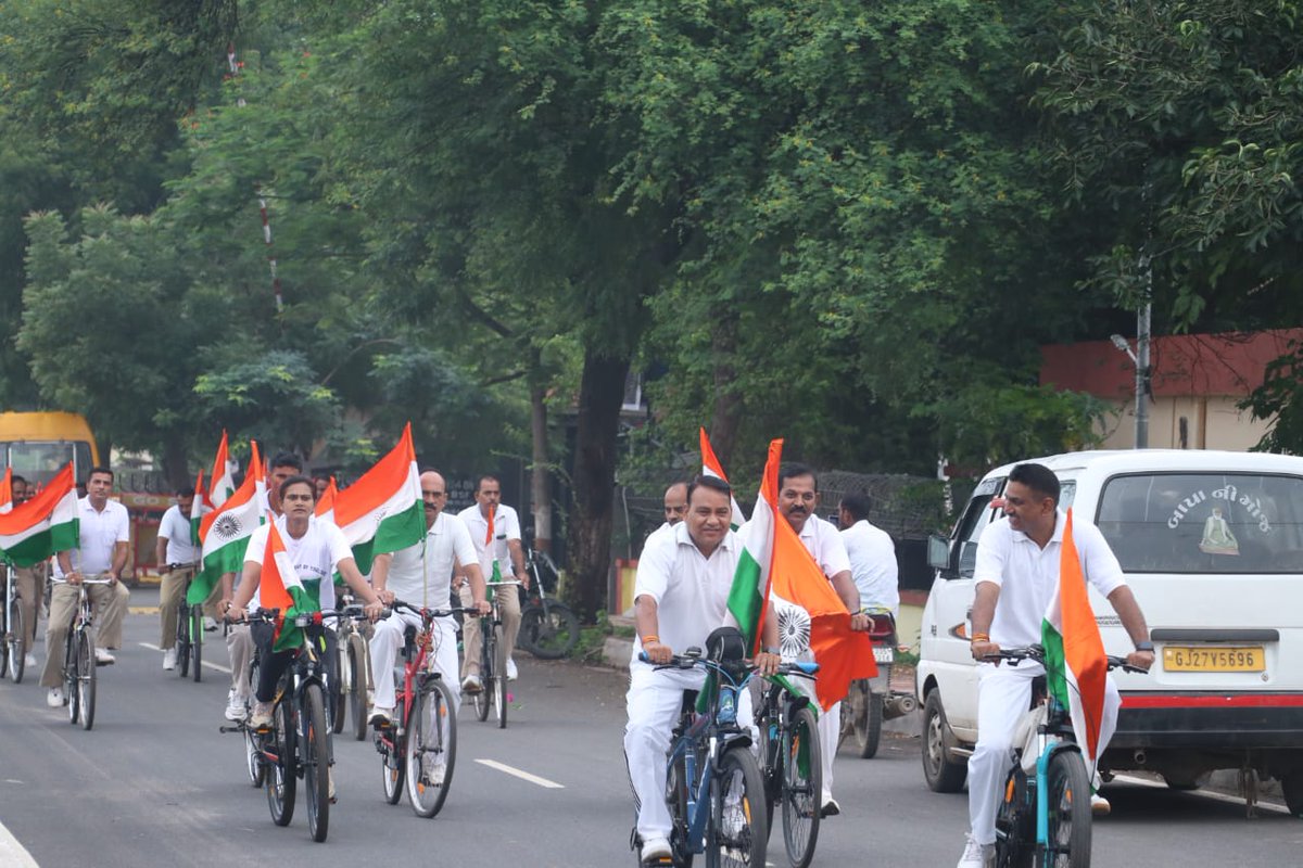 Gc_Gandhinagar's tweet photo. #हर_घर_तिरंगा  लगाने हेतु प्रोत्साहित करने के लिए ग्रुप केंद्रां गांधीनगर से एक साइकिल रैली का आयोजन किया गया। साईकिल रैली में श्री रणदीप दत्ता, पी. एम. जी पुलिस महानिरीक्षक, पश्चिमी सेक्टर तथा इस ग्रुप केंद्र के अधिकारियों एवं जवानों ने हिस्सा लिया। https://t.co/26vEUZO3zj