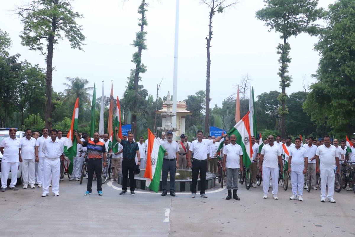 Gc_Gandhinagar's tweet photo. #हर_घर_तिरंगा  लगाने हेतु प्रोत्साहित करने के लिए ग्रुप केंद्रां गांधीनगर से एक साइकिल रैली का आयोजन किया गया। साईकिल रैली में श्री रणदीप दत्ता, पी. एम. जी पुलिस महानिरीक्षक, पश्चिमी सेक्टर तथा इस ग्रुप केंद्र के अधिकारियों एवं जवानों ने हिस्सा लिया। https://t.co/26vEUZO3zj