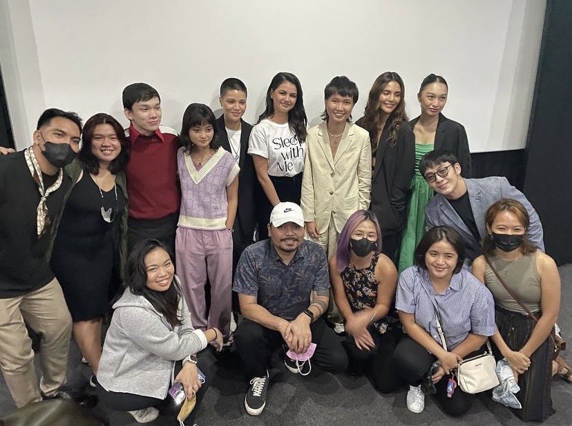 starhuntabscbn's tweet photo. LOOK: Reign (@iamreignp) with the main cast and production team of Sleep With Me, last night at the #SWMSpecialScreening✨ https://t.co/xQWXZILpJX