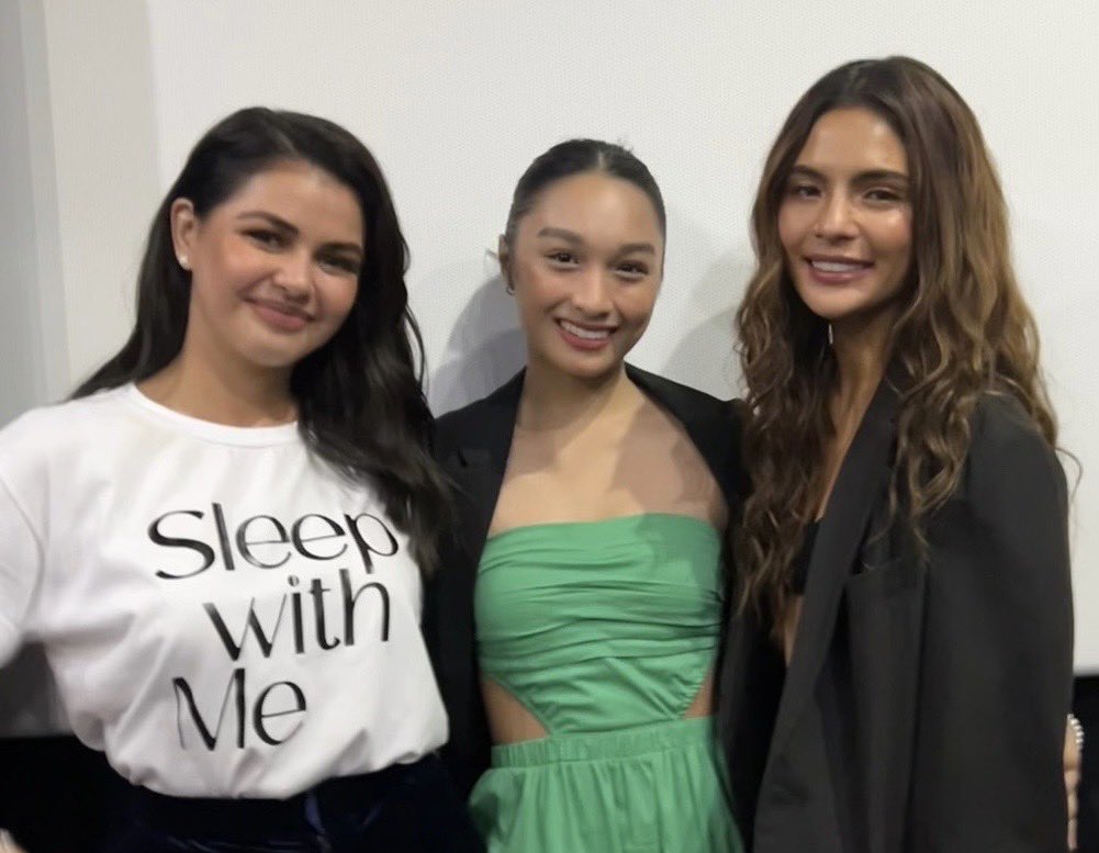 starhuntabscbn's tweet photo. LOOK: Reign (@iamreignp) with the main cast and production team of Sleep With Me, last night at the #SWMSpecialScreening✨ https://t.co/xQWXZILpJX