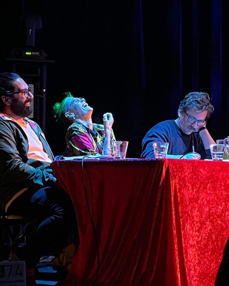 Last night I got to do my 2nd Sci Fight Comedy Debate. The dream #scicomm gig: rambling about drugs + science while making dumb jokes on stage. 
And I wanted to post some pictures, knowing it would seem that like right now? I’m nailing life. 
But that wouldn’t be honest. (🧵1/n)