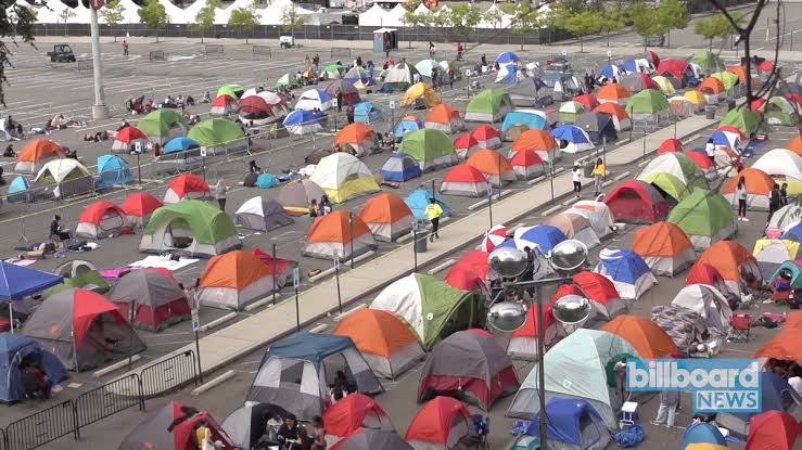higherkive's tweet photo. BENNY WENT IN A DAY EARLY FOR THE BTS SHOW. NOW WHO'S GONNA TELL HIM THAT THIS IS HOW ARMYS CAMPED OUTSIDE THE STADIUM 5 DAYS PRIOR TO THE CONCERT AT CITI FIELD??!😭😭 @BTS_twt @ItsBennyBlanco @SnoopDogg #BadDecisionswithBTS #BadDecisions https://t.co/3XyH0uI45O
