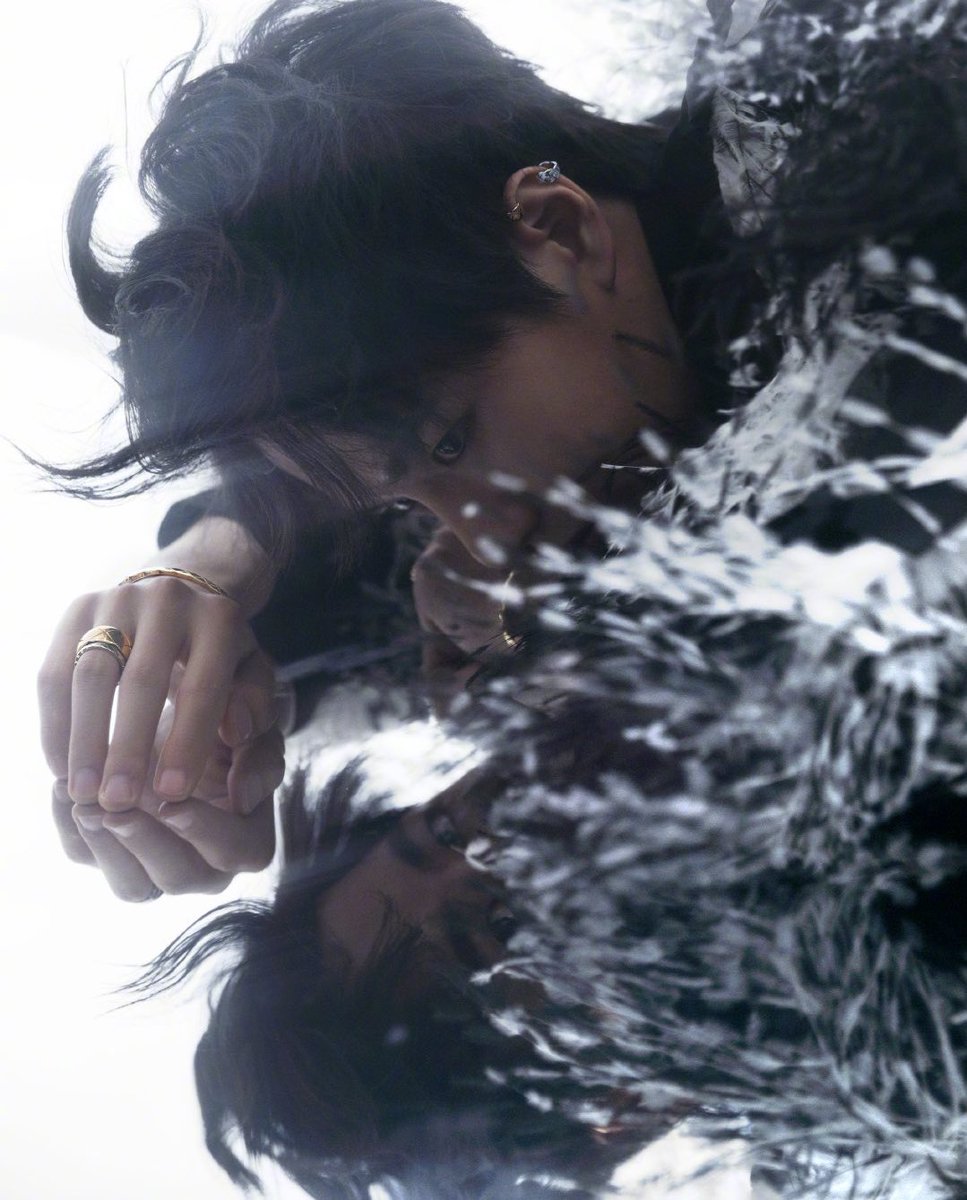 王一博生日快乐🎁🎊🎁🎂🎈！！
Happy birthday, #WangYiBo!! Cooler by another year.😎
❤️💚💛