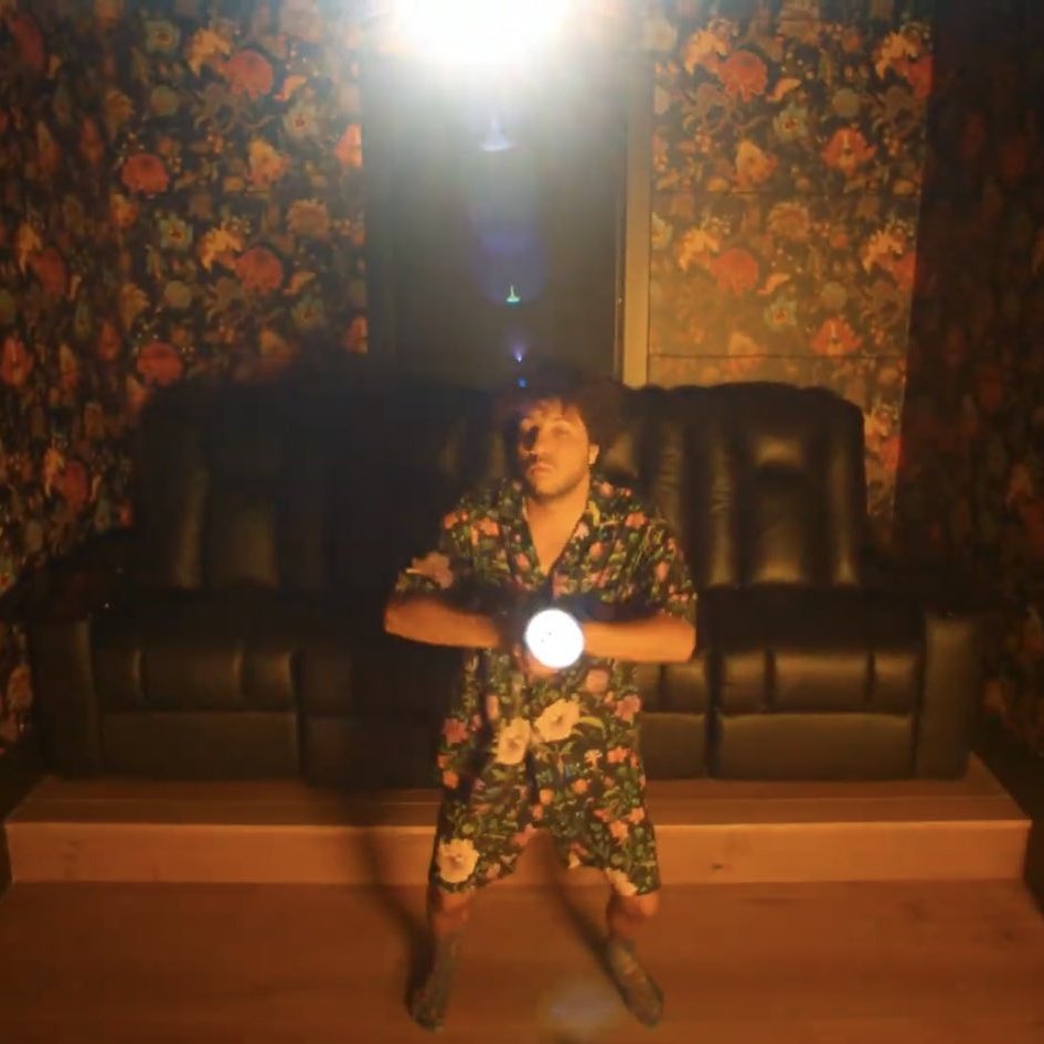 btsargento's tweet photo. — Benny en el MV de Bad decisions, literalmente se preparaba para el concierto de #BTS, cantaba y bailaba Dynamite con el ARMY BOMB, les hizo una torta e incluso llegó 28 horas antes 😭

#BadDecisions @BTS_twt
#BadDecisionsWithBTS    
#bennyXBTSXSnoopDogg https://t.co/NXKm55Wq3x