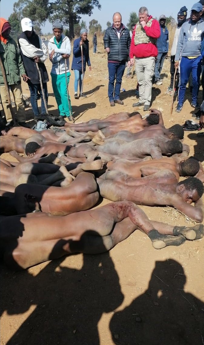 ThabaKoena's tweet photo. I see two illegal foreigners in this picture but xenophobes decided to humiliate natives accusing them of being foreigners in their own land 💔 https://t.co/reG6mSbZJK