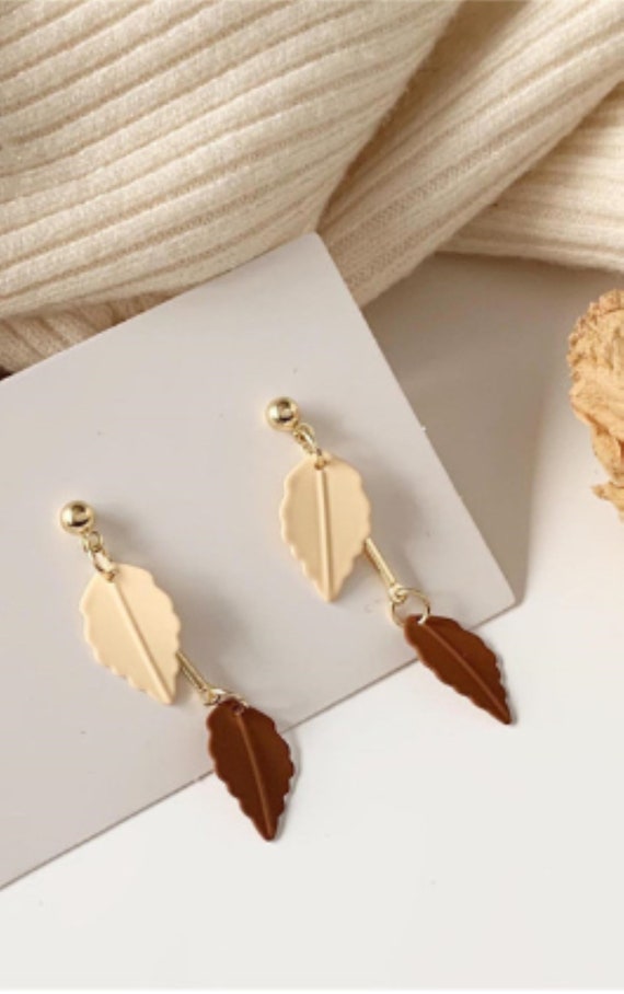 DecorMustHaves's tweet image. Dangle Leaf Earrings, Tiny Leaf Earrings, Minimalist etsy.me/3vGWuQZ #dangleearrings #dropearrings #leafearring #tinyleafearring @etsymktgtool