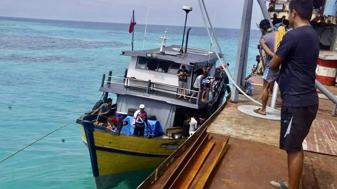 Philippine_Navy's tweet photo. IN PHOTOS | @TeamWESCOM successfully conducted a reprovisioning mission to BRP Sierra Madre (LS57).
๐: https://t.co/CbA6m2AvJz
๐/๐ธ: @TeamWESCOM
#TeamWESCOM
#ProtectingtheSeasSecuringOurFuture
#ModernandMultiCapablePHNavy
#AFPyoucanTRUST https://t.co/rKkJDTjGxF