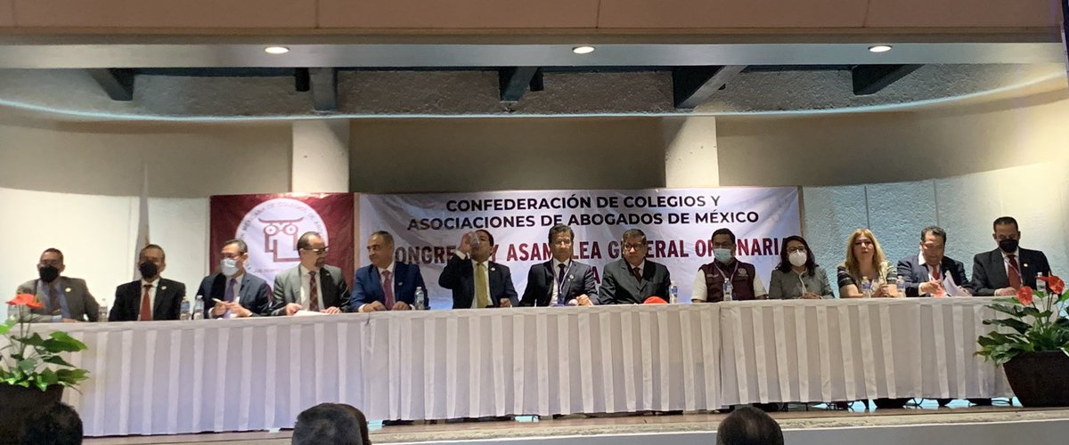 karlitacarrasco's tweet photo. hoy acompañamos a la #CONCAAM en su 50 Aniversario junto al Mtro. Carlos Francisco Aquino, gracias por la invitación Vladimir Garcia Castillo
Entre abogados 👨🏻‍🎓👩🏻‍🎓 https://t.co/QgozK0MPLL