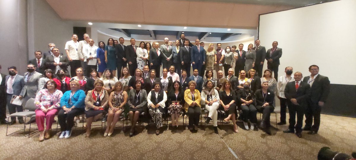karlitacarrasco's tweet photo. hoy acompañamos a la #CONCAAM en su 50 Aniversario junto al Mtro. Carlos Francisco Aquino, gracias por la invitación Vladimir Garcia Castillo
Entre abogados 👨🏻‍🎓👩🏻‍🎓 https://t.co/QgozK0MPLL