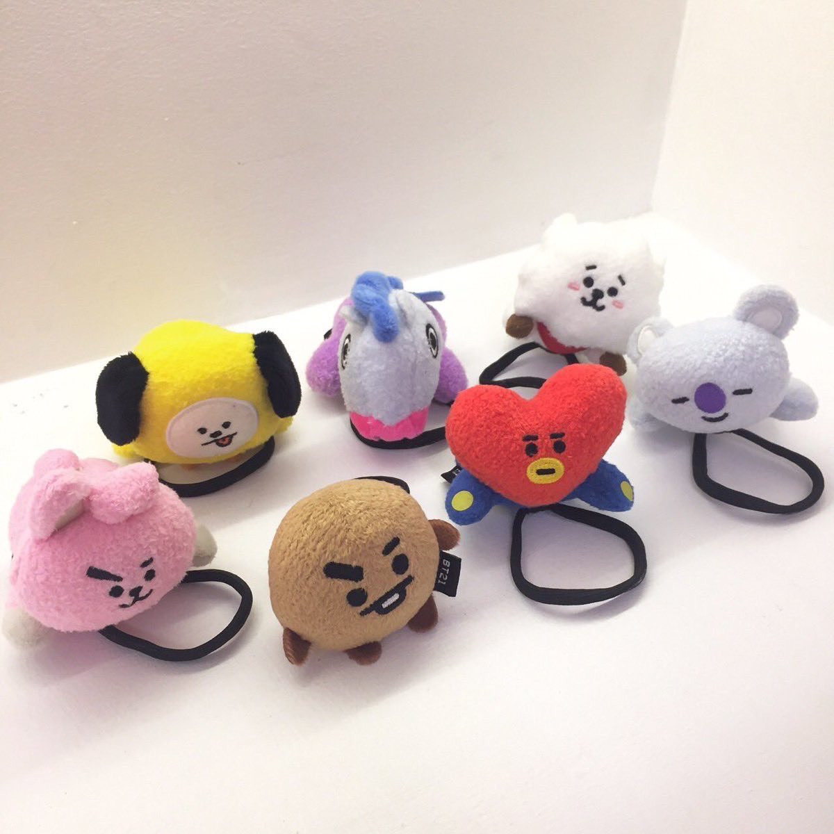 LYING HAIR TIE ยางรัดผมเข้าเเล้วนะครับ มีครบทุกคาเเเรคเตอร์เลยครับ

PRICE :  590 บาท

📍SF Cinema Central World ชั้น 7 
• สามารถสั่งซื้อได้เลย Online Add Line  @bt21thailandpopup สั่งได้เลยทั่วประเทศ 

#BTS #BT21 #BTSARMY #ARMY #ตลาดนัดบังทัน #ตลาดนัดBT21 #ตลาดนัดBTS