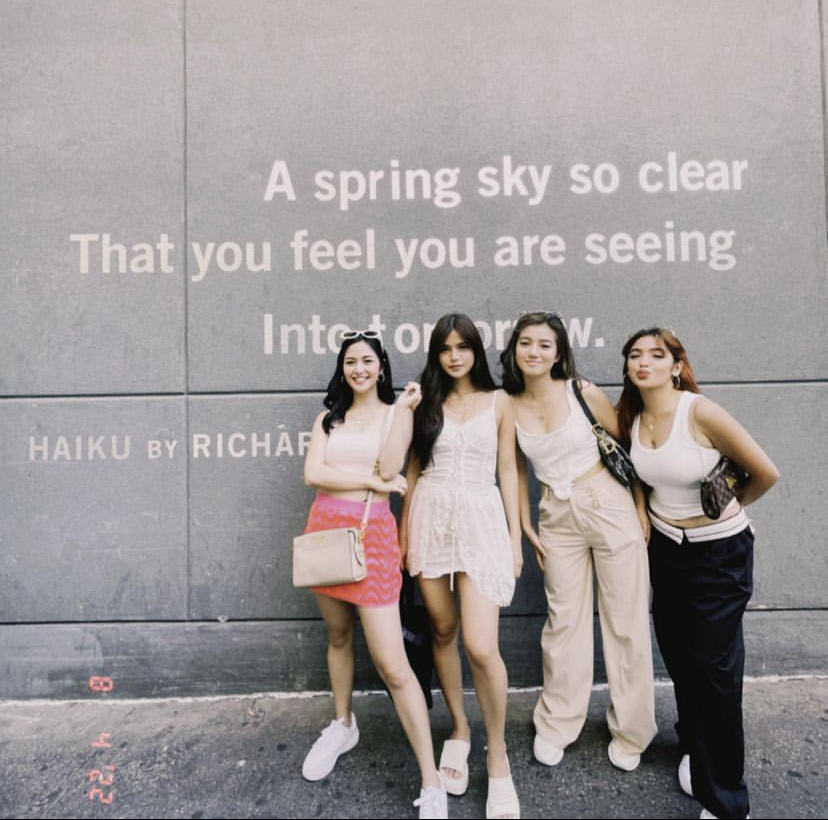 inquirerdotnet's tweet photo. "MEANWHILE, IN NEW YORK" ❤️

LOOK: Actress Charlie Dizon shares photos of her having fun with fellow artists Belle Mariano, Donny Pangilinan, Andrea Brillantes, Maris Racal and Maymay Entrata in New York City. | 📷: Charlie Dizon https://t.co/ph0oUUowA9
