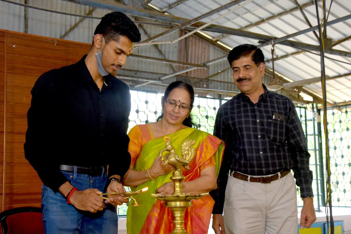 KVS_HQ's tweet photo. Heartiest Congratulations to another #KV Alumnus Mr. M. Sreeshankar for winning Silver medal in Men's Long Jump at #CWG2022
He studied in @kvkanjikode and was a prolific sportsman during his school days.
#KVS Family wishes him a bright career ahead!
#KViansShining https://t.co/J7LxBwWnRv