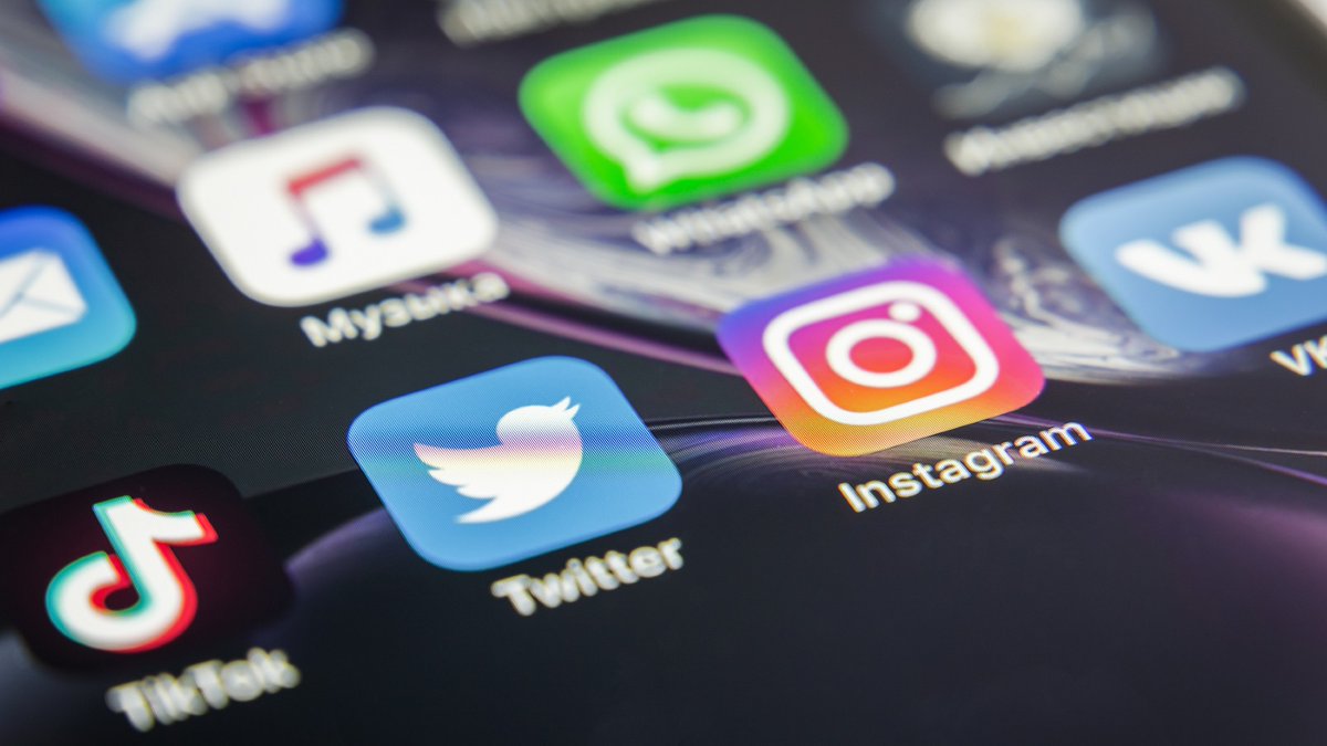 🔴Hoy, 21:03h <a href="/radio5_rne/">Radio 5</a> ↘️Hablamos de #violencia y #retosvirales , lanzados desde #TikTok #Twitter o #Instagram : 

👉Con <a href="/JessicaOrtegaB1/">Jessica Ortega-Baron</a> , investigadora de <a href="/UNIRuniversidad/">Universidad Internacional de La Rioja (UNIR)</a> #Ciberpsicología
👉Y #MaiteCerezal, docente responsable del programa #Safetynet <a href="/fefcoll/">FEFC</a> 
<a href="/rtveigualdad/">RTVE Igualdad</a>