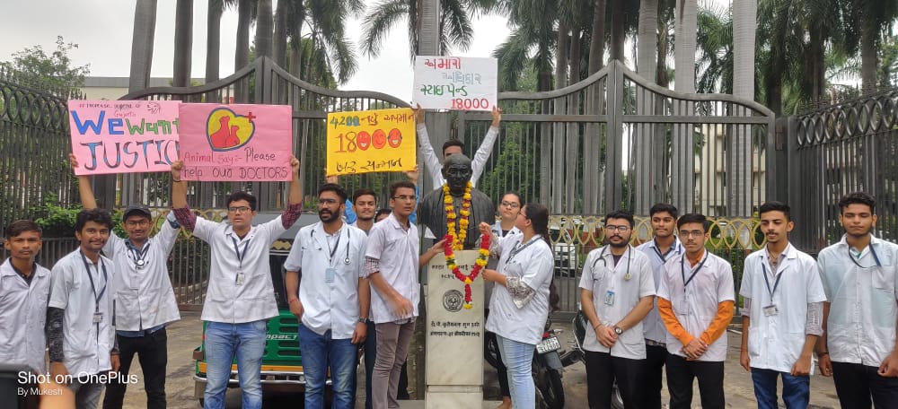 Jdp3098's tweet photo. Stop insulting us by paying ₹4200 as 'Stipend'
We need Change!!💪

We demand ₹18000 stipend.
#Day5_of_guj_vets_on_strike
#Increase_Guj_Vet_Stipend
#guj_vet_union

@PMOIndia @CMOGuj
@RaghavjiPatel @sanghaviharsh
@PRupala @KanuDesai180
@DivyaBhaskar
@sandeshnews https://t.co/s0U4UAVVzS